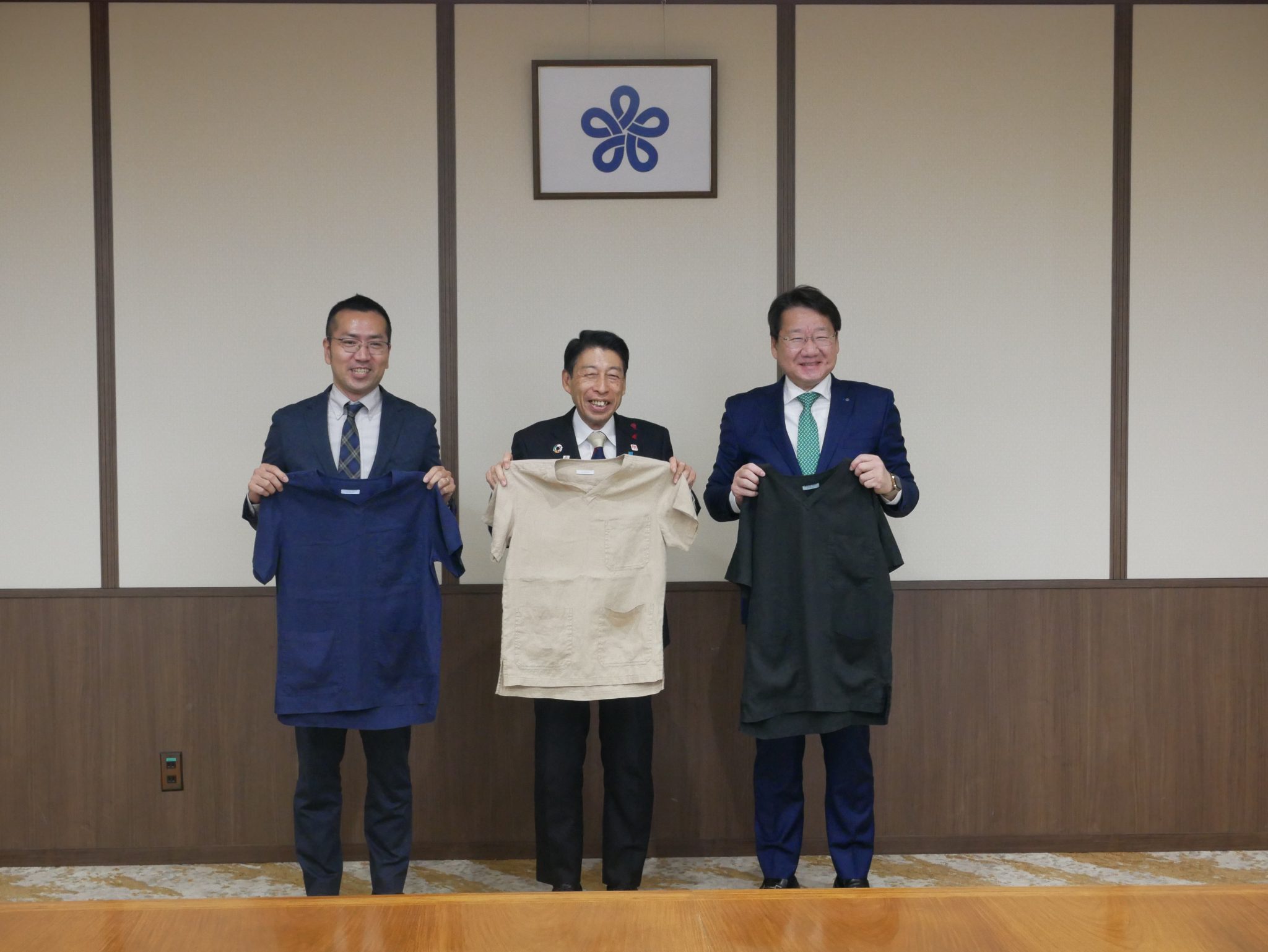 From left: Shinichi Hasegawa (CEO of Working Hasegawa), Seitaro Hattori (Governor of Fukuoka Prefecture), and Hideki Shoda (CEO of chaintope). Courtesy visit to report the Good Design Award 2025 win.