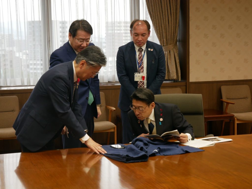 服部知事に「sukui」の特徴を説明するchaintope正田社長。福岡県庁にて。