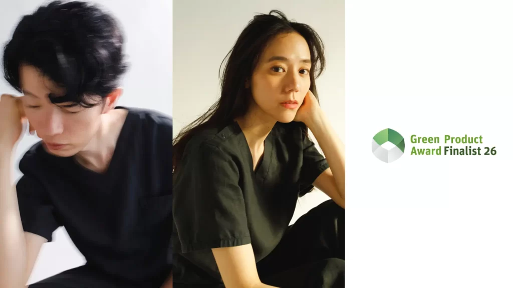 サステナブル医療ウェア「sukui」着用モデルとGreen Product Award 2026 ファイナリストロゴ